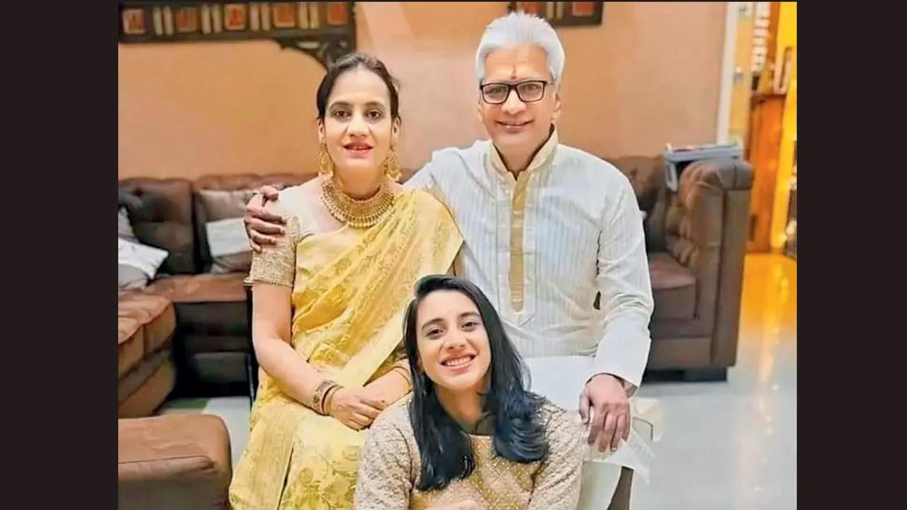 પપ્પા-મમ્મી સાથે સ્મૃતિ માન્ધના.