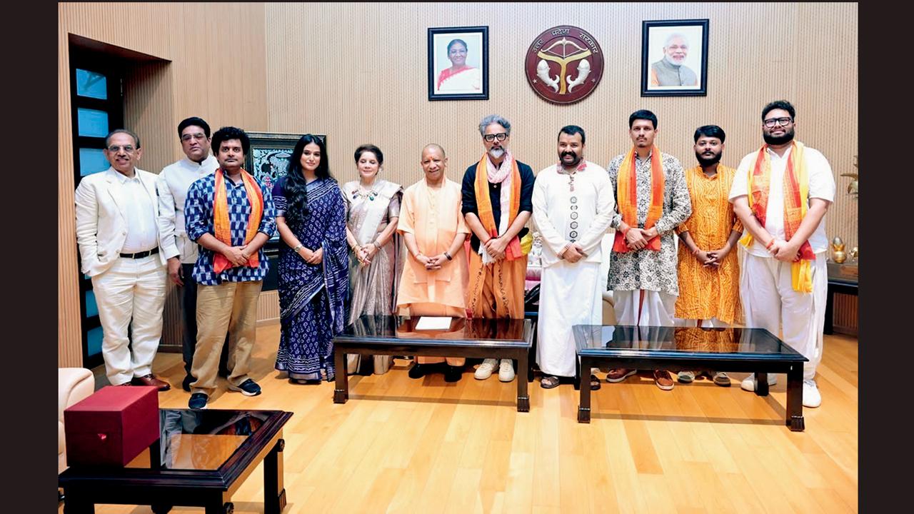 યોગી આદિત્યનાથ સાથે  હનુમાન અંશની ટીમ 