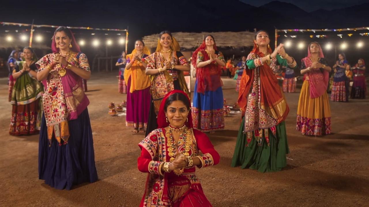 ‘અંબા રમવા આવે’ ગીતમાં રીવા રાચ્છ સાથે મોનલ ગજ્જર, નેત્રી ત્રિવેદી અને શ્રદ્ધા ડાંગર