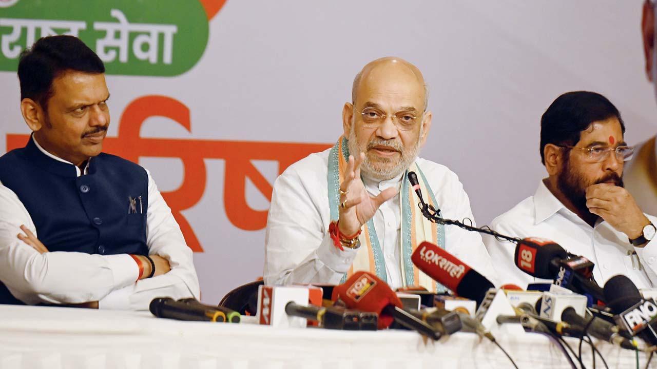 ગઈ કાલે સહ્યા‌દ્રિ ગેસ્ટ-હાઉસમાં અ‌મિત શાહ સાથે દેવેન્દ્ર ફડણવીસ અને એકનાથ ‌શિંદે પત્રકાર પ‌રિષદમાં હાજર રહ્યા હતા.