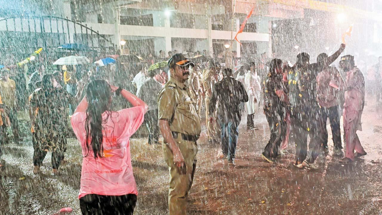 વરસાદ પડતાં જ ભારે ઉકળાટથી રાહત મળતાં મુંબઈગરાએ  મનભરીને વરસાદની મોજ માણી હતી. તસવીર: સૈયદ સમીર અબેદી