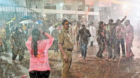 વરસાદ પડતાં જ ભારે ઉકળાટથી રાહત મળતાં મુંબઈગરાએ  મનભરીને વરસાદની મોજ માણી હતી. તસવીર: સૈયદ સમીર અબેદી
