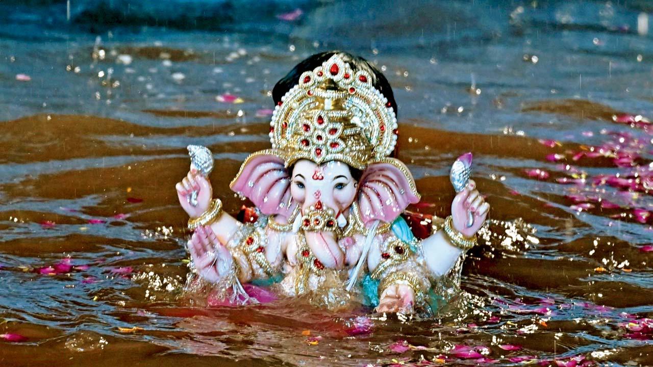 દોઢ દિવસ બાપ્પાની સેવા-પૂજા કર્યા  બાદ ગઈ કાલે અંધેરી-ઈસ્ટમાં તેલી ગલીમાં રમેશ મોરે ઉદ્યાનમાં બનાવાયેલા કૃત્રિમ તળાવમાં બાપ્પાની મૂર્તિઓનું વિસર્જન કરવામાં આવ્યું હતું.  તસવીર : સતેજ શિંદે