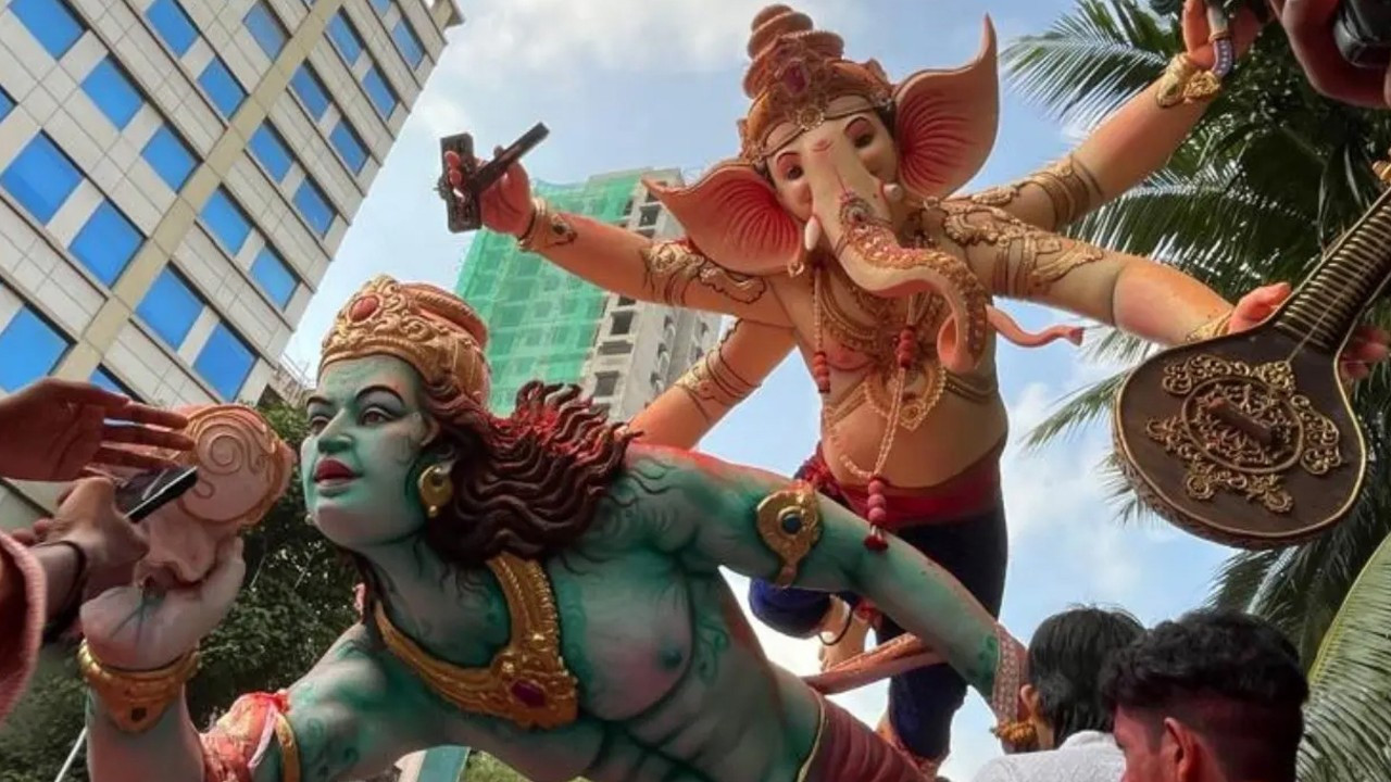 આખા મુંબઈમાંથી વિવિધ ગણેશ મંડળો હજારો ભક્તોની ભીડ વચ્ચે બાપ્પાની મૂર્તિઓ સાથે વિસર્જન સ્થળો તરફ રવાના થયા હતા (તસવીરો: અતુલ કાંબળે અને સતેજ શિંદે)