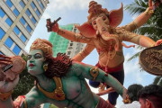 આખા મુંબઈમાંથી વિવિધ ગણેશ મંડળો હજારો ભક્તોની ભીડ વચ્ચે બાપ્પાની મૂર્તિઓ સાથે વિસર્જન સ્થળો તરફ રવાના થયા હતા (તસવીરો: અતુલ કાંબળે અને સતેજ શિંદે)