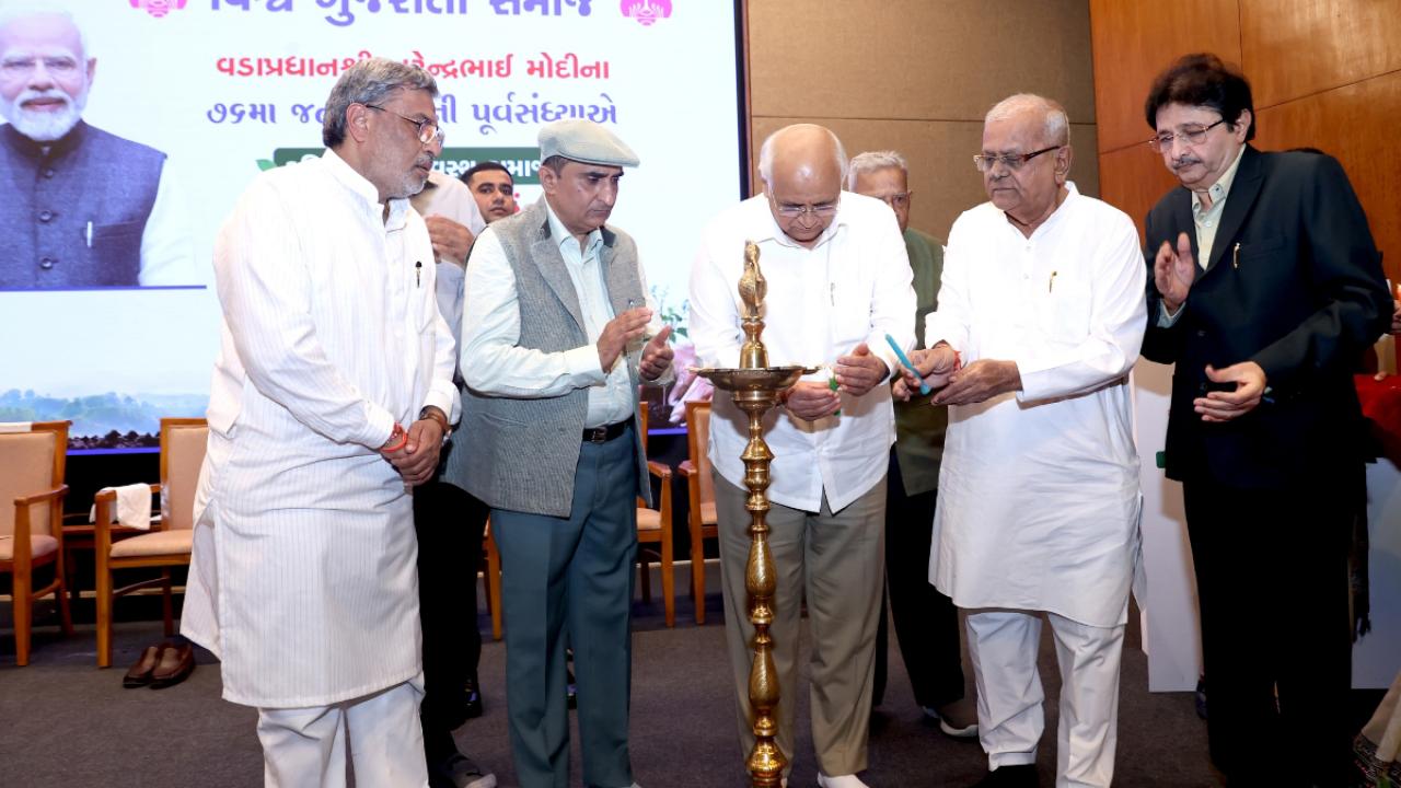 વિશ્વ ગુજરાતી સમાજના પ્રમુખ શ્રી ભાવેશ લાખાણીએ `હરિત ઘર - સ્વસ્થ સમાજ` અભિયાનનું નેતૃત્વ સંભાળ્યું