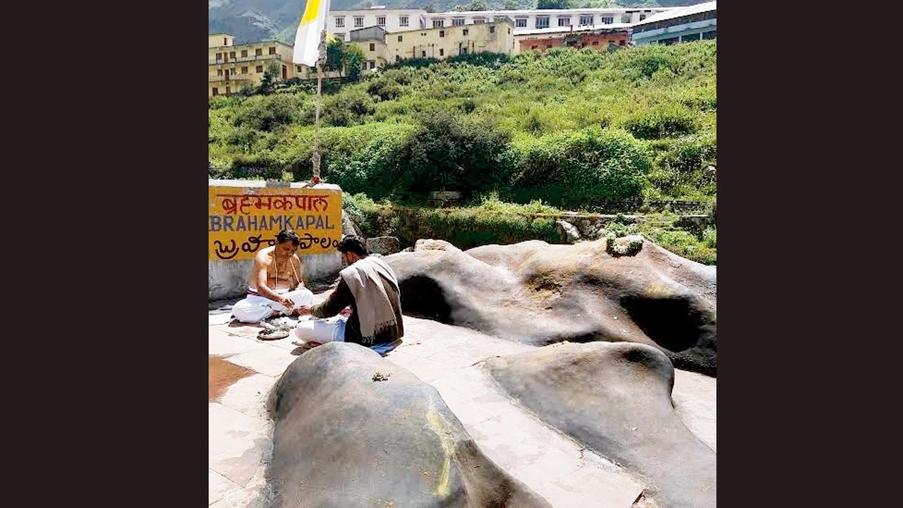 આ જે શિલા દેખાય છે ત્યાં શિવજીએ તપ કર્યું હતું અને તપના ફળરૂપે તેમને બ્રહ્માજીના પાંચમા શીશને કાપવાના પાપમાંથી મુક્તિ મળી હતી. 