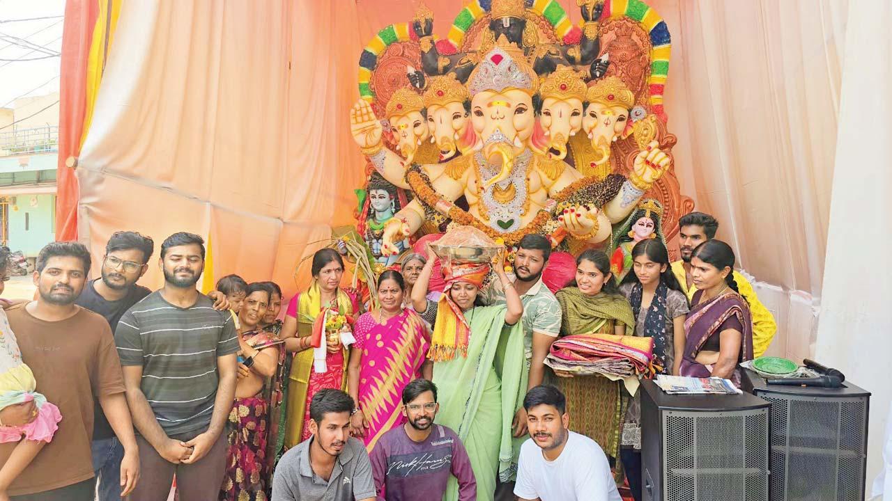 તેમણે બાધા રાખી હતી કે જો તેમના ઘરે દીકરો જન્મ લેશે તો તેઓ હરાજીમાં ગણેશ ભગવાનનો લાડુ ખરીદશે અને એને પ્રસાદ તરીકે વહેંચશે. પુત્રના જન્મ બાદ આ દંપતીએ બાધા પૂરી કરી હતી.