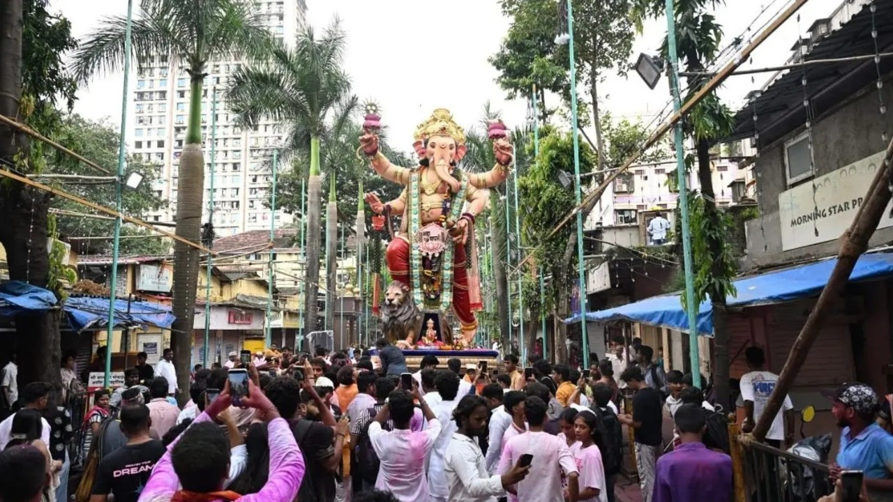 પુઢચ્યા વર્ષી લવકર યા: બાપ્પાને વિદાય આપવા ચિંચપોકલીમાં ભેગા થયા ભક્તો, જુઓ