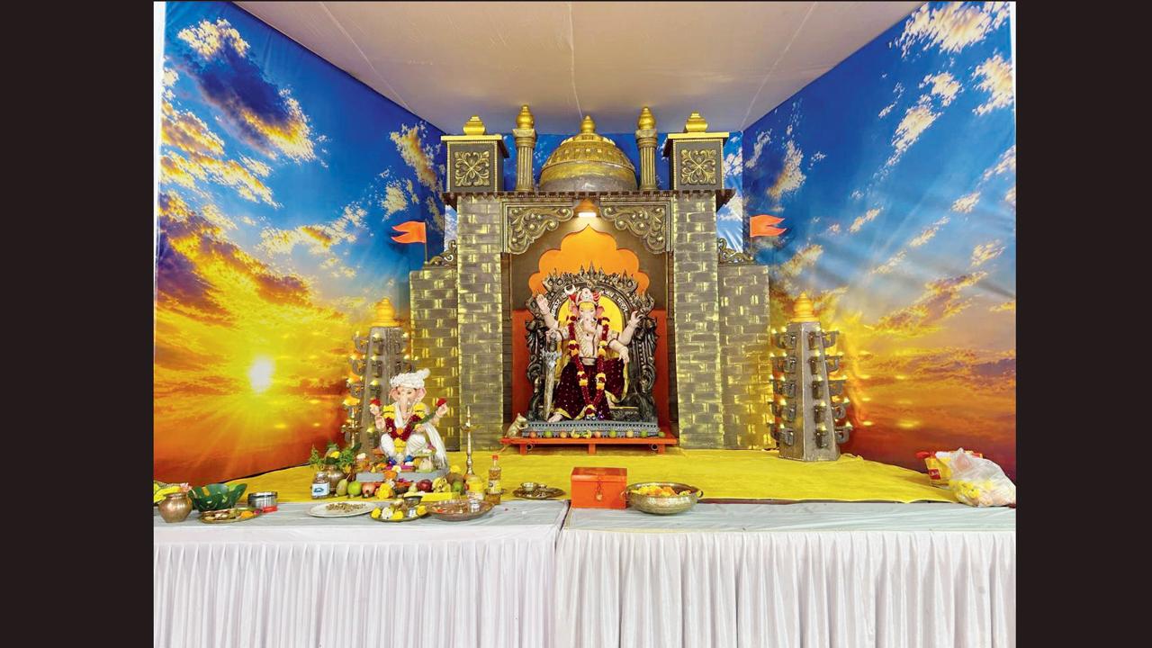 જય મલ્હાર સ્વરૂપમાં આશીર્વાદ આપતા બાપ્પા.