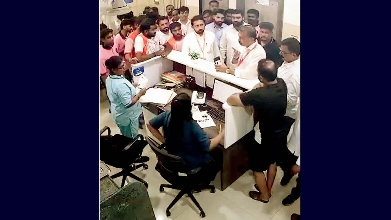 શનિવારે પાલઘરની હૉસ્પિટલમાં વિવાદ કરી રહેલા શિવસેનાના કાર્યકરો.