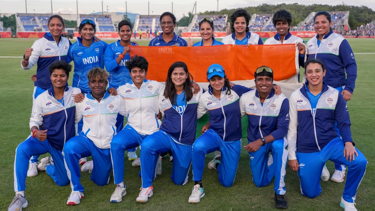 ભારત અને શ્રીલંકા વચ્ચે રમાયેલી મહિલા T20I ક્રિકેટ ફાઈનલ મેચમાં વિજય મેળવ્યા બાદ ભારતીય ઓલિમ્પિક સંઘના પ્રમુખ પી.ટી. ઉષા સાથે ભારતીય મહિલા ટીમ (તસવીર સૌજન્યઃ પીટીઆઇ)
