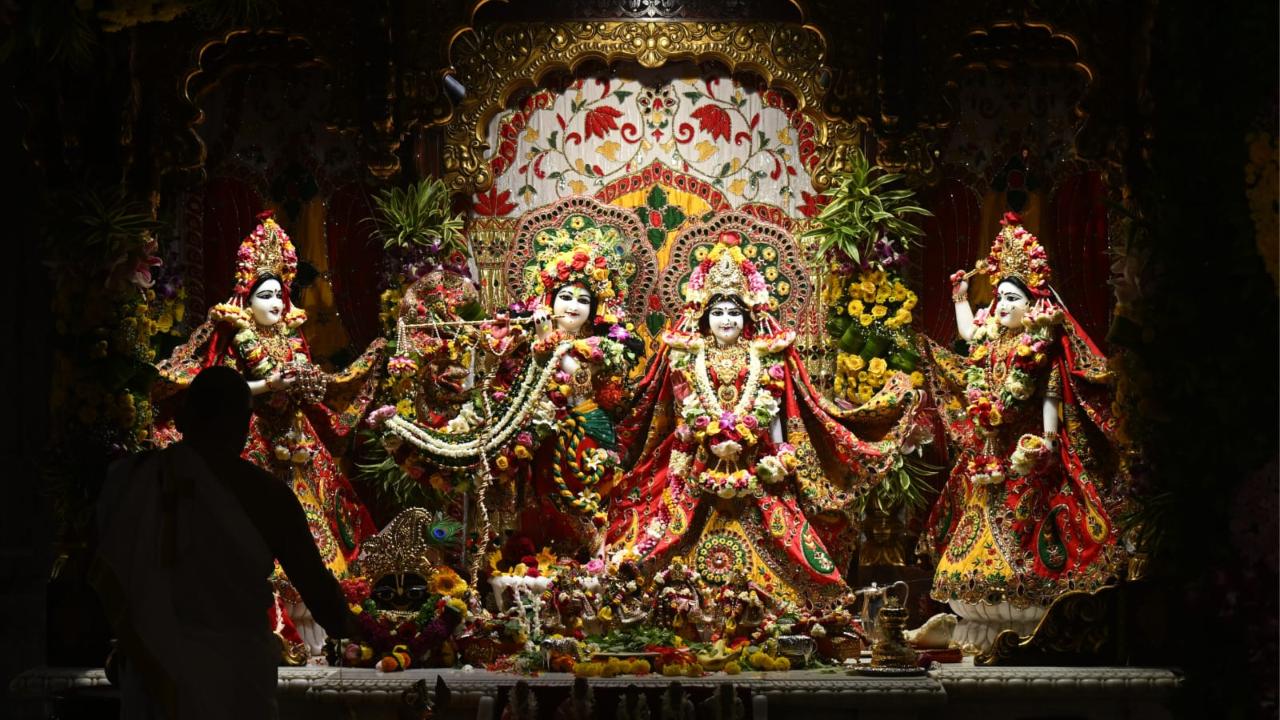 રાધા-કૃષ્ણની પૂજા સાથે મંદિરમાં અનેક ધાર્મિક કાર્યક્રમોનું આયોજન (તસવીરો: સતેજ શિંદે)