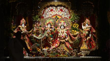 રાધા-કૃષ્ણની પૂજા સાથે મંદિરમાં અનેક ધાર્મિક કાર્યક્રમોનું આયોજન (તસવીરો: સતેજ શિંદે)
