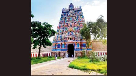   આ મંદિરમાં શિવની એકપાદ ત્રિમૂર્તિ છે જેમાં શિવજીમાંથી બ્રહ્મા અને વિષ્ણુ નીકળતા હોય એવું દેખાય છે.