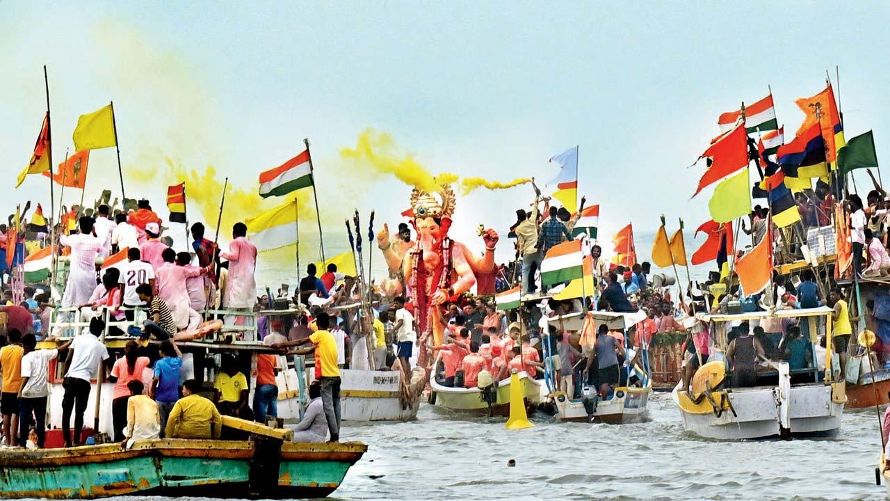 ગઈ કાલે ગિરગામ ચોપાટી પર ૨૧ કલાકની યાત્રા પછી સવારે ૧૦.૪૬ વાગ્યે લાલબાગચા રાજાની મૂર્તિનું વિસર્જન થયું હતું. તસવીરો ઃ સતેજ શિંદે