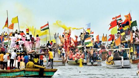 ગઈ કાલે ગિરગામ ચોપાટી પર ૨૧ કલાકની યાત્રા પછી સવારે ૧૦.૪૬ વાગ્યે લાલબાગચા રાજાની મૂર્તિનું વિસર્જન થયું હતું. તસવીરો ઃ સતેજ શિંદે