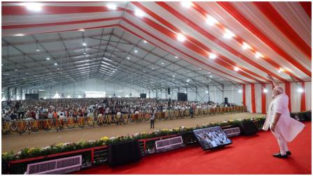 નવસારીમાં સંબોધન કરતા પહેલાં લોકોનો પ્રેમ સ્વીકારતા પીએમ - તસવીર સૌજન્ય X 