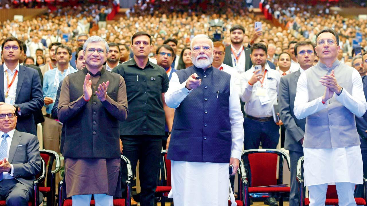 ગઈ કાલે નવી દિલ્હીમાં યશોભૂમિ ખાતે આયોજિત સેમિકૉન ઇન્ડિયા 2026માં પંજાબની એક કંપનીમાં કમર્શિયલ પ્રોડક્શનનું વર્ચ્યુઅલ ઉદ્ઘાટન કરતા નરેન્દ્ર મોદી.
