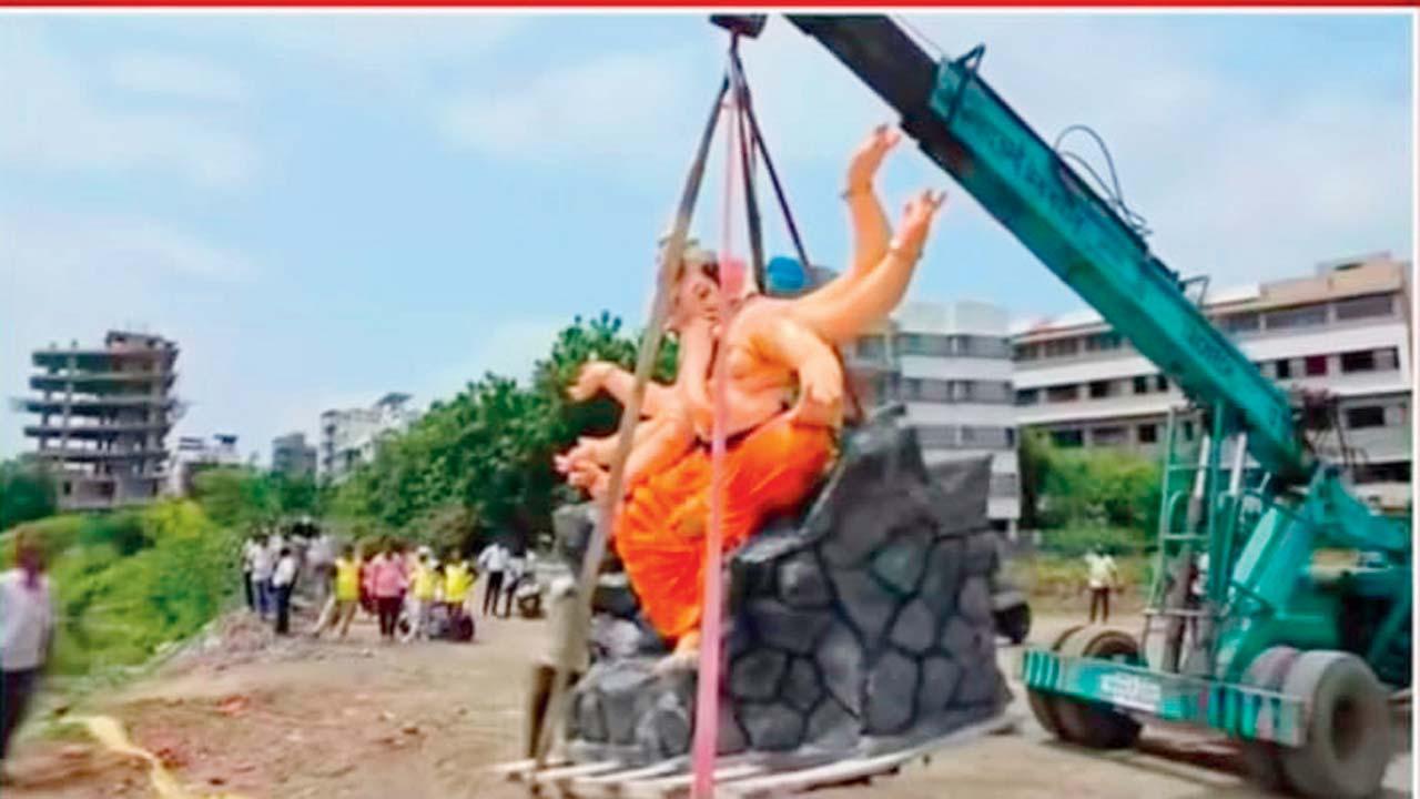સ્થાપના પહેલાં જ વિસર્જન માટે લઈ જવામાં આવતી ખંડિત થયેલી ગણેશમૂર્તિ. 