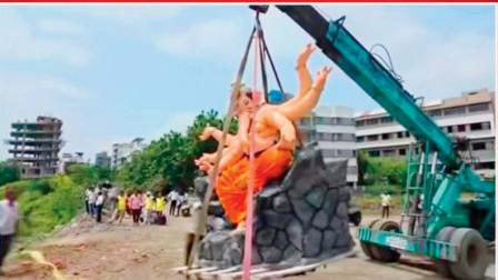 સ્થાપના પહેલાં જ વિસર્જન માટે લઈ જવામાં આવતી ખંડિત થયેલી ગણેશમૂર્તિ. 