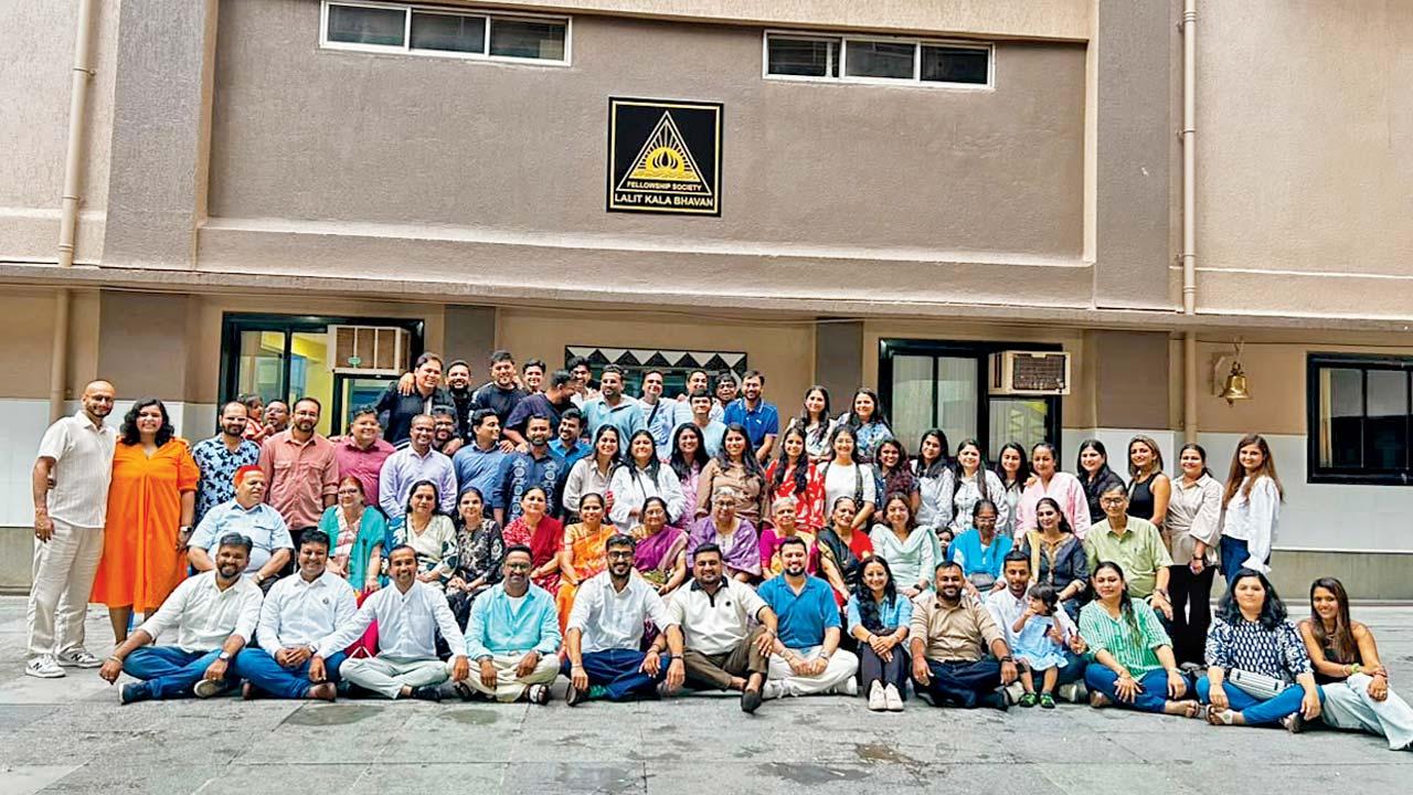 ભૂતપૂર્વ વિદ્યાર્થીઓ દ્વારા સ્કૂલના વિકાસ માટે જરૂરી ઉપયોગી સાધનો પણ આપવામાં આવ્યાં હતાં.