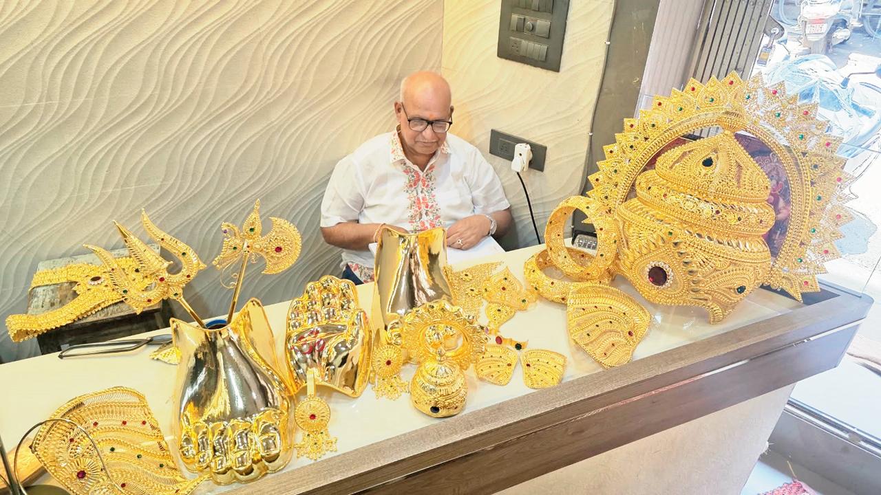 બાપ્પાનાં આભૂષણોને ચમકાવી રહેલા નાના વેદક.