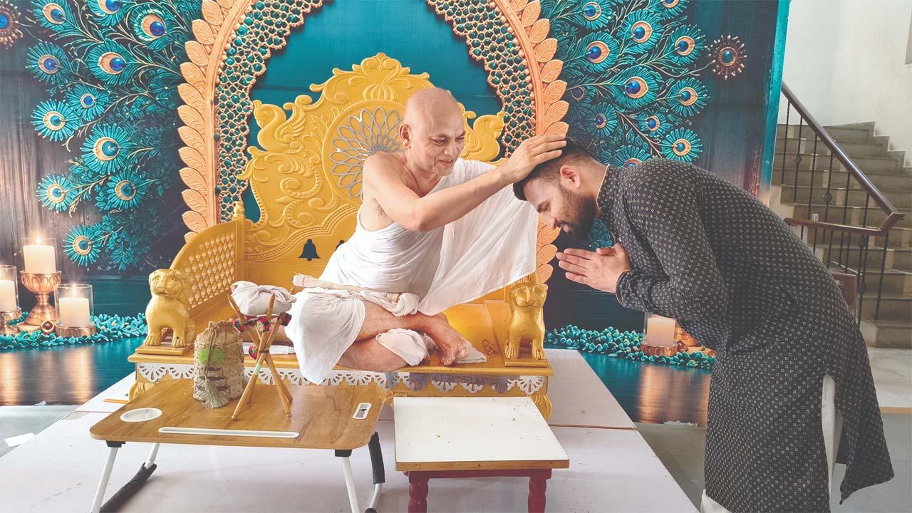 નિપેક્ષ શેઠને ગચ્છાધિપતિ આચાર્ય ભગવંત નરરત્નસૂરીશ્વરજી મહારાજસાહેબે આશીર્વાદ આપ્યા હતા. 