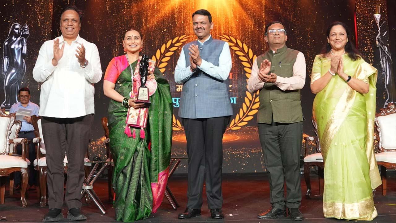 જાણીતાં એક્ટ્રેસ રાની મુખરજીને 62મા મહારાષ્ટ્ર રાજ્ય ફિલ્મ પુરસ્કાર સમારોહમાં રાજ કપૂર સ્પેશિયલ કોન્ટ્રિબ્યુશન એવોર્ડથી સન્માનિત કરવામાં આવ્યાં