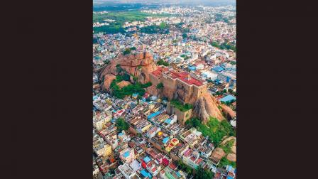 ગુજરાતીઓ માટે ગિરનાર પર્વતનું માહાત્મ્ય અદકેરું છે એ રીતે દક્ષિણ ભારતીયોમાં હિમાલયની પર્વતમાળા પહેલાંના આ ખડકનું મહત્ત્વ વિશેષ છે.