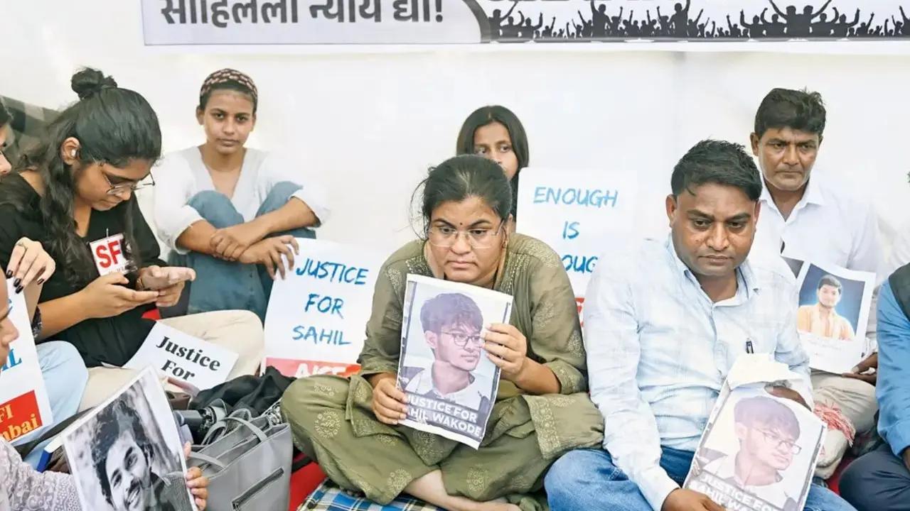 રવિન્દ્ર અને સોનાલી વાકોડે તેમના પુત્ર માટે ન્યાયની માગ સાથે મુંબઈના આઝાદ મેદાનમાં હડતાળ ચાલુ રાખી છે. (તસવીર: મિડ-ડે)