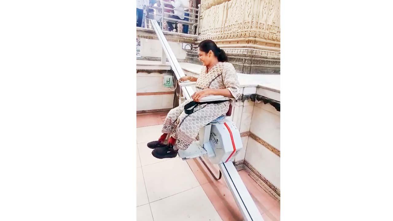 દિવ્યાંગજનો સ્ટેર લિફ્ટમાં બેસીને મંદિરમાં જઈ રહ્યા છે.