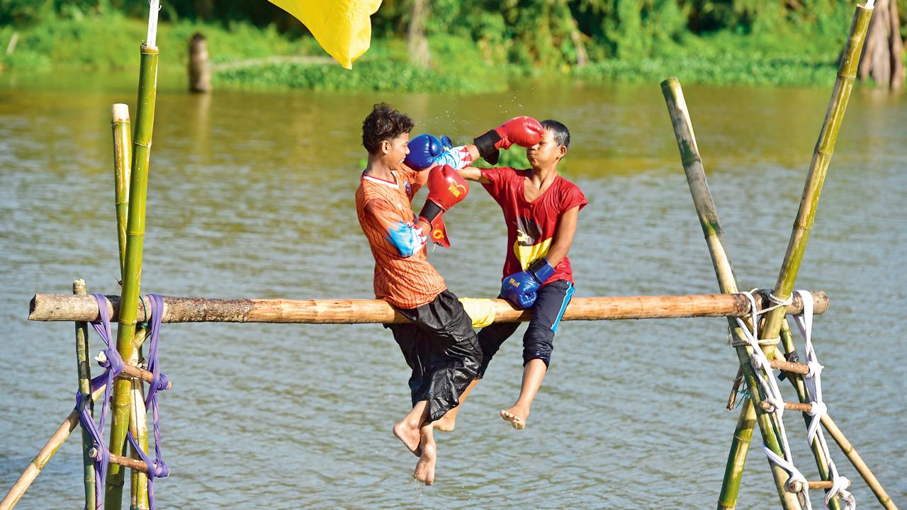 પાણી પર, બામ્બુ પર બેસીને રમાતી બૉક્સિંગ મૅચ