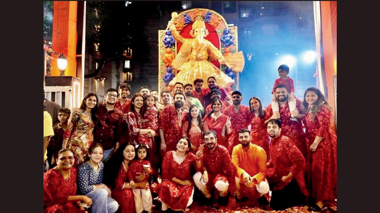 સોસાયટીના રહેવાસીઓ બાપ્પાના ચરણમાં.