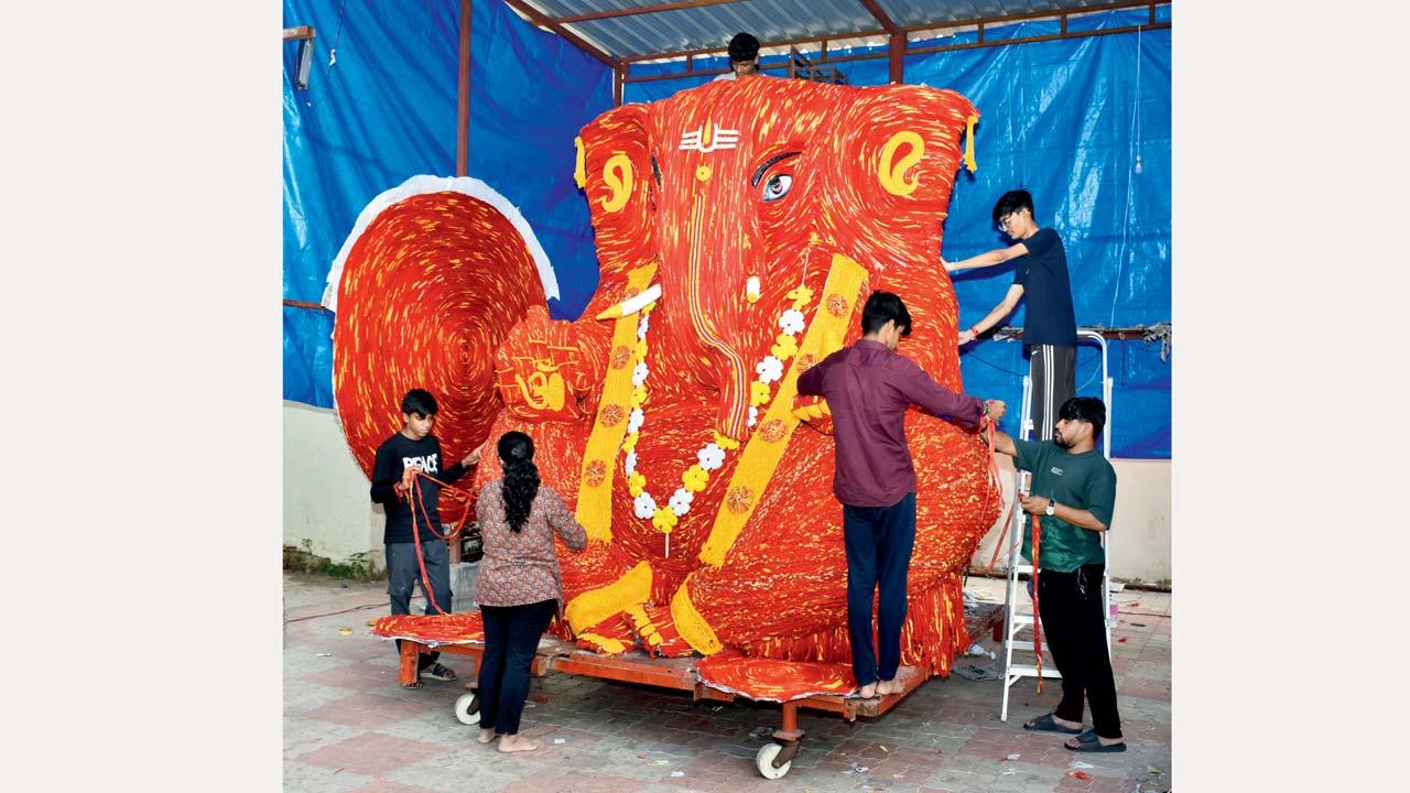 નાડાછડીમાંથી ગણેશજીની મૂર્તિ બનાવી રહેલા મંડળના સભ્યો.