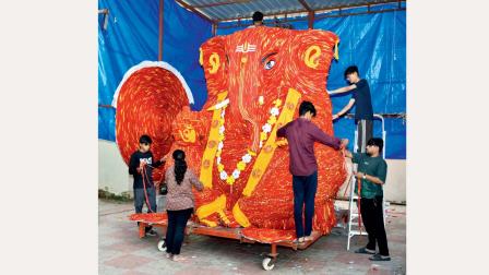 નાડાછડીમાંથી ગણેશજીની મૂર્તિ બનાવી રહેલા મંડળના સભ્યો.