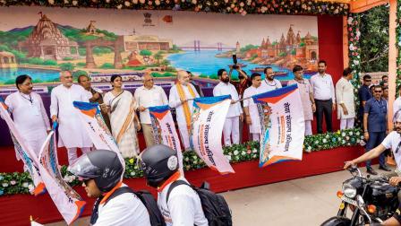 અમિત શાહ, ભૂપેન્દ્ર પટેલ, એકનાથ શિંદે, હર્ષ સંઘવી, અનુપ્રિયા પટેલ સહિતના મહાનુભાવોએ ૨૫૦ બાઇકર્સને વડનગરથી ફ્લૅગ ઑફ કરાવીને પ્રસ્થાન કરાવ્યું હતું.