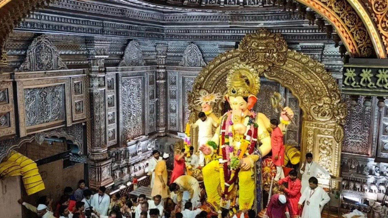 ગણપતિ ચાલલે ગાવાલા: વિસર્જન પહેલાં લાલબાગચા રાજાની ઝલક જોવા માનવમહેરામણ ઉમટ્યો