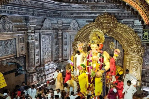 લાલબાગચા રાજાની વિસર્જનયાત્રાની તૈયારી સવારે નવ વાગ્યે શરૂ થઈ હતી.  (તસવીર-૦ મનજિત ઠાકુર)