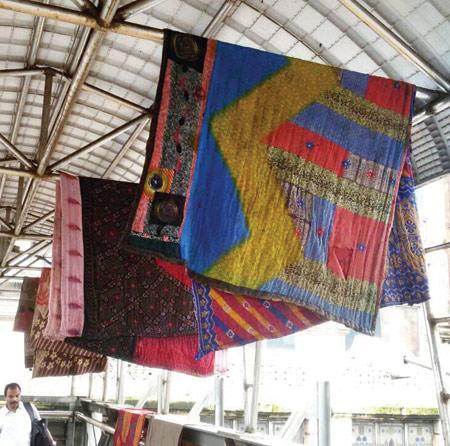 ચર્ની રોડના સ્કાયવૉક પર સુકાય છે ગોદડાં અને કપડાં