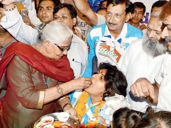 પૅરાલિમ્પિક્સમાં મેડલ જીતીને ઇતિહાસ રચનાર દીપા મલિકનું દિલ્હીમાં થયું શાનદાર સ્વાગત