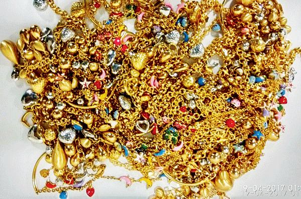 ઍરપોર્ટના ડસ્ટબિનમાંથી મળ્યું સાડાસિત્તેર લાખ રૂપિયાનું સોનું