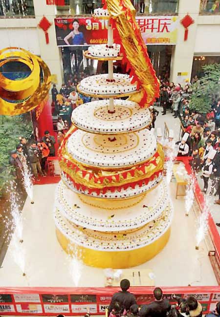 ચીનની આઠ મીટર ઊંચી કેક છે વિશ્વની ટૉલેસ્ટ કેક