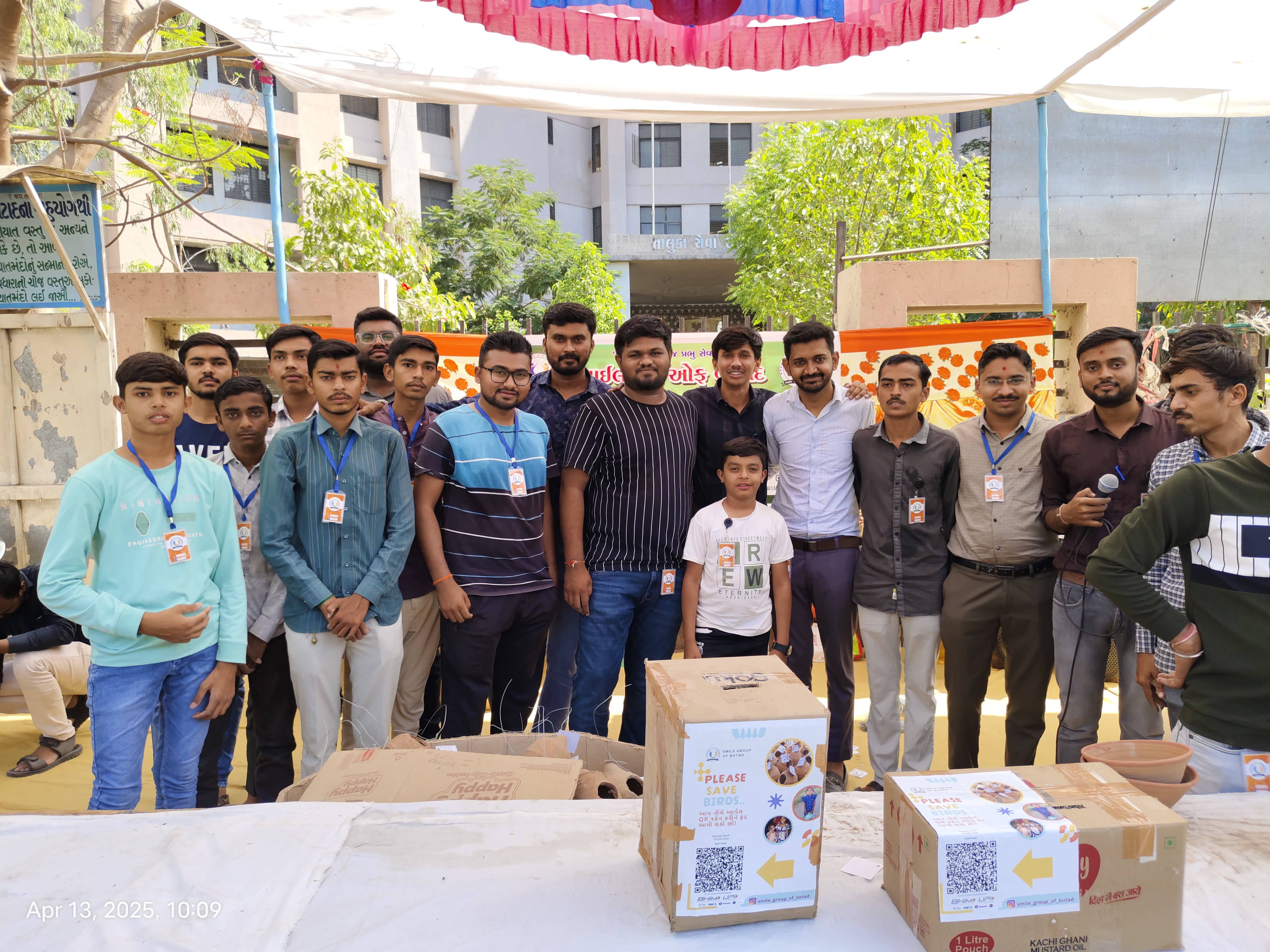 બોટાદના સ્માઈલ ગૃપ દ્વારા ચકલી માટેના માળા અને પાણી કૂંડાનું નિઃશુલ્ક વિતરણ